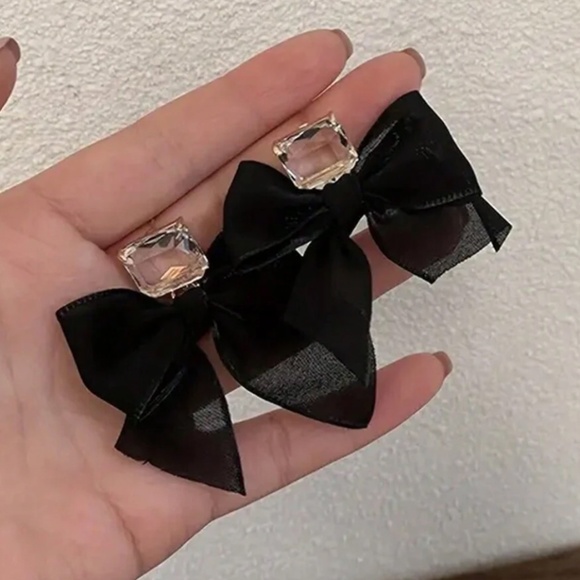 Elegant Black Bow Statement Earrings - Picture 3 of 3